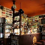 Alfa & Whisky Pub בית הארחה